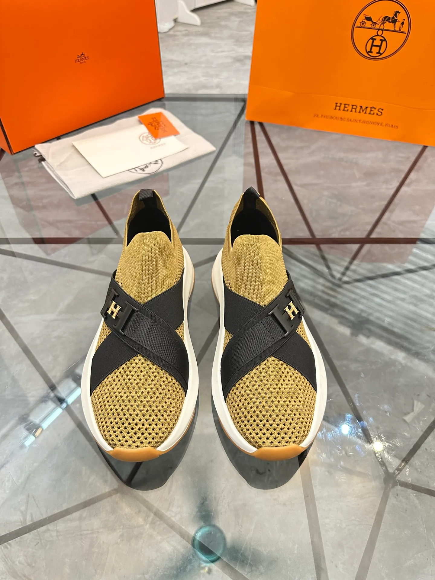Men's shoes: 💰P620¥ High-end top quality Product trademark: Hermes *"Hermès*" low-top casual shoes Regular size: 38-45 (can be customized to 46) Product materials: Upper imported from the counter original fly weave, breathable lining, cowhide foot pads, original outsole. No.: 001